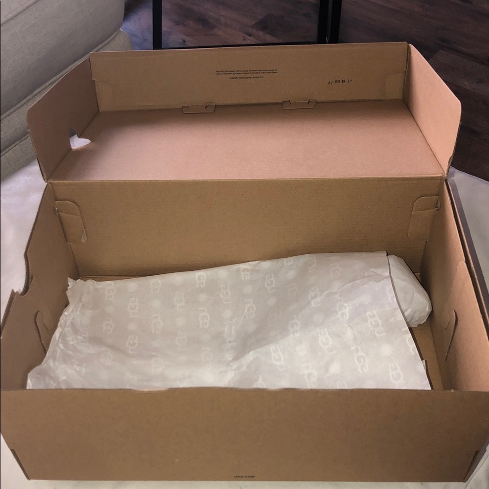 UGG HINGED LID BOX EUC - Picture 6 of 7
